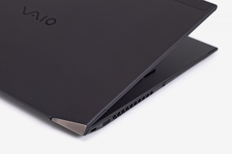 フルカーボンボディで軽量と高強度を両立。MIL規格にも準拠する