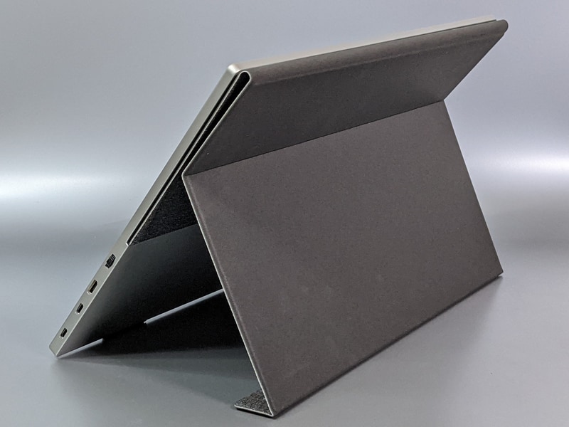 カバー一体型のスタンドを使って立てる構造。ただし安定性はイマイチだ(後述)