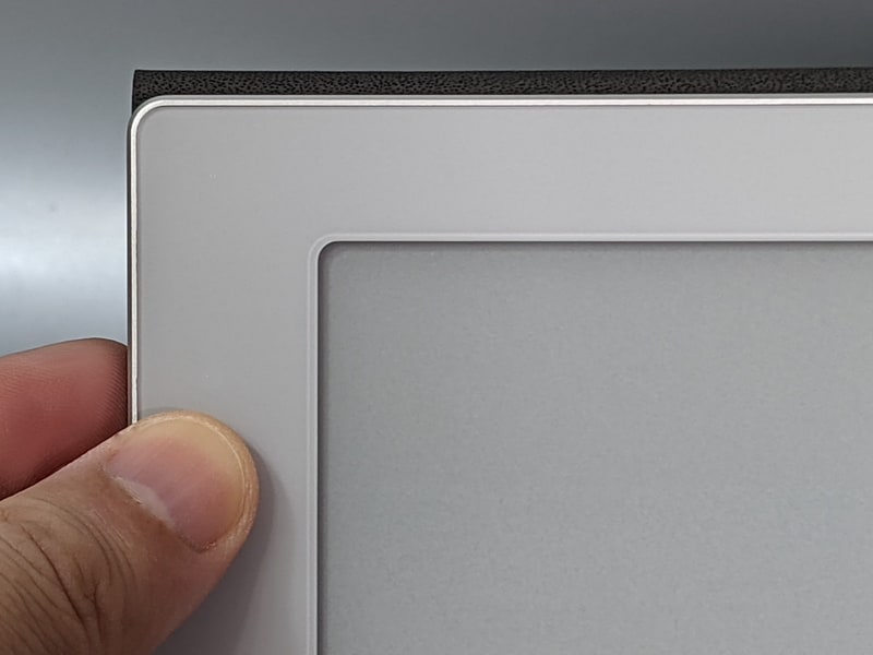 ベゼルと画面の間に段差がある仕様。ベゼル幅は左右18.5mm、上下14mm