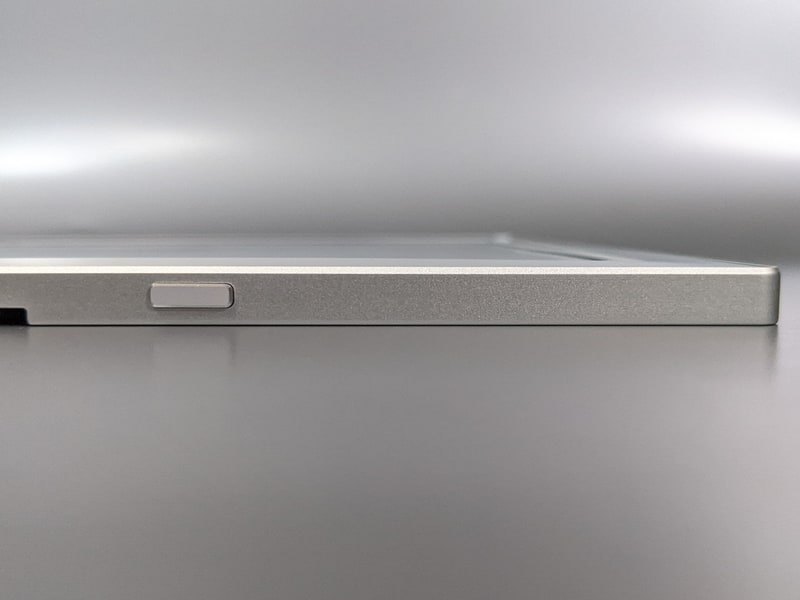 左側面にはスクロールホイールの機能を切り替えるためのボタンを搭載する