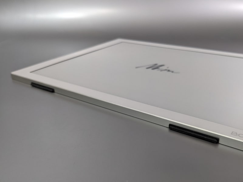 底面にはゴム脚が備え付けられている。ちなみにスピーカーやイヤホンジャックなど音声系の機能はない