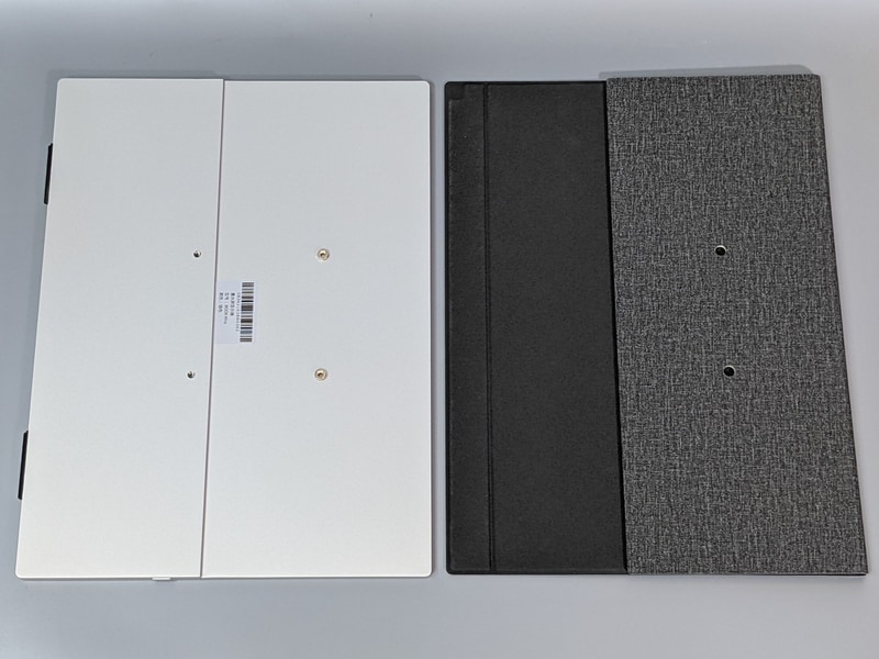 スタンド一体型カバー。本体にはマグネットで吸着する