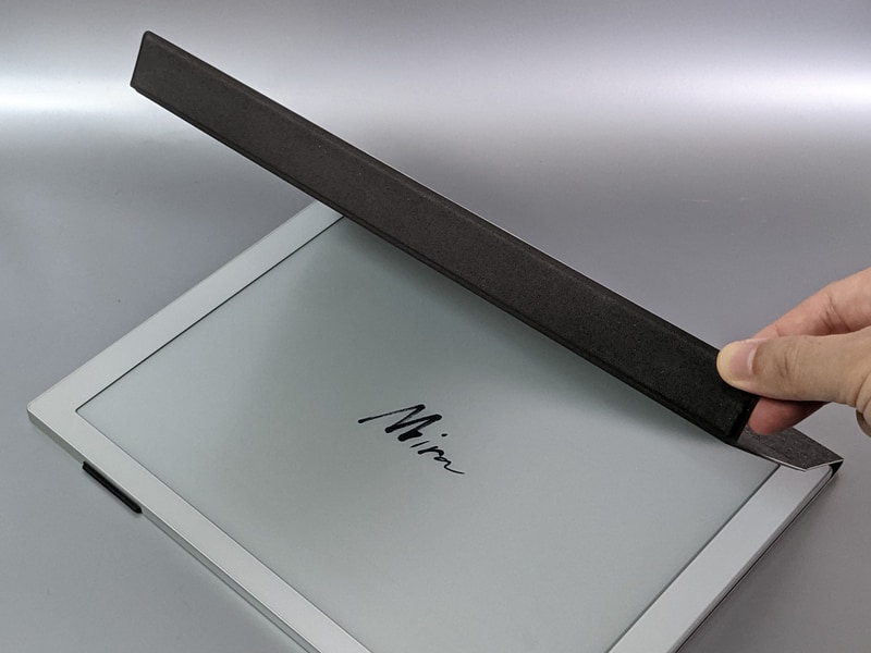 組み立て方。まずは画面を覆うカバーを開き……