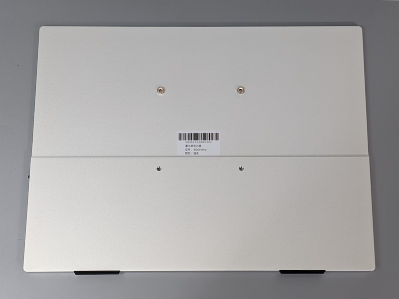 カバーを取り外した状態の本体。VESAマウントへの装着が可能だ