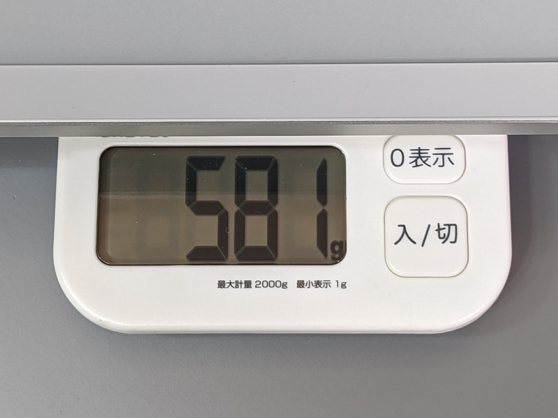 重量は実測で581g。E Inkデバイスではあるものの、極端に軽いわけではない
