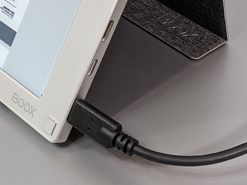 USB Type-Cケーブルでデバイスと接続する。ちなみにUSB Type-Cポートは2基あるがパススルー充電には対応しない