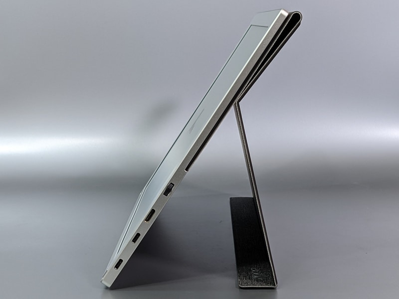 カバー一体型スタンド。安定感はお世辞にも高くなく、また角度調整にも対応しない