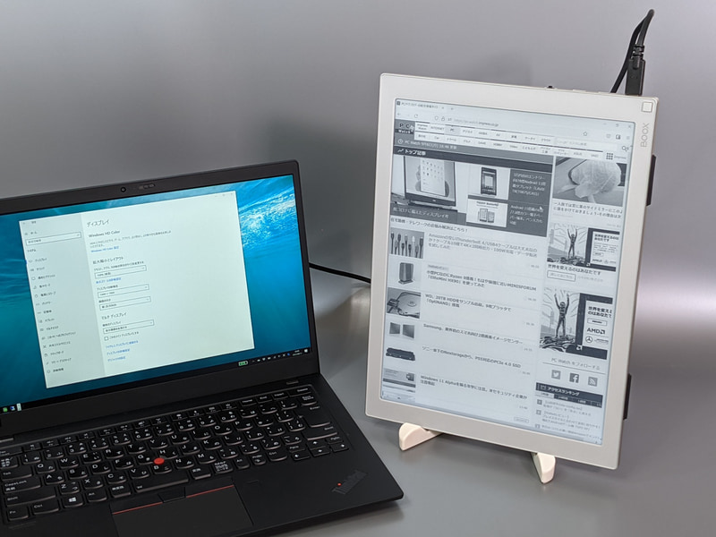 縦向きで設置した状態。ドキュメントやWebページの表示など、こちらの向きのほうが便利だと感じることもしばしばだ