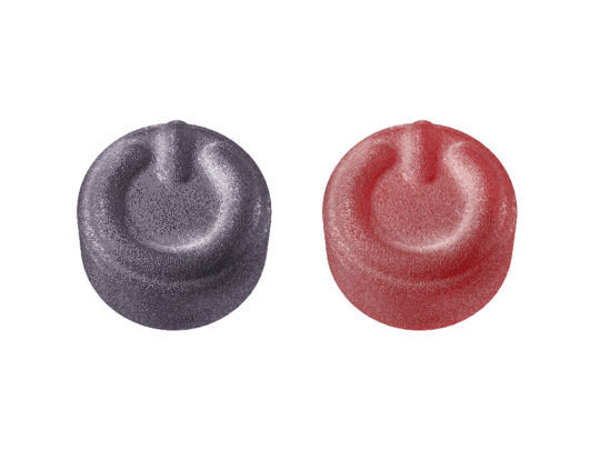 ブレオングミのソーダ味(左)とブルーベリーソーダ味(右)