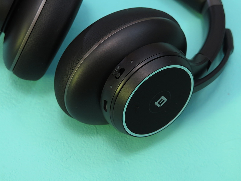 ボタンは多いが、耳につけたままでも操作に戸惑うことがない。特にタッチで操作することが多いTWSと比べると迷いが少ない