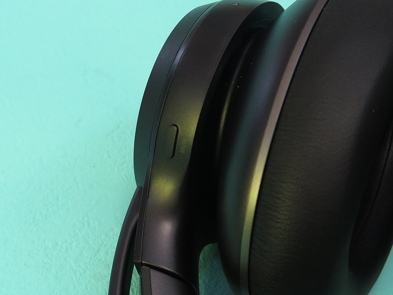 着脱センサーによって会議中はマイクミュート(ヘッドホンとしては流れ続ける)になるほか、マイクを上げてもミュートになる。加えて、周囲騒音モードをオンにするとマイク/ヘッドホンともにミュート。さらに、ミュートボタンも用意されている。まさにミュートに特化したヘッドセットだ