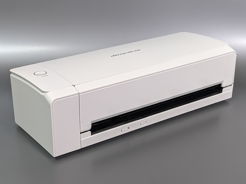 背面から見たところ。突起もなくスッキリした形状だ。ホワイトモデル以外にブラックモデルもラインナップする