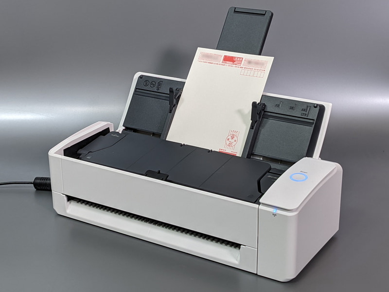 上部カバーを展開した状態。原稿は本体前方にではなく上に排出される(Uターンスキャン)