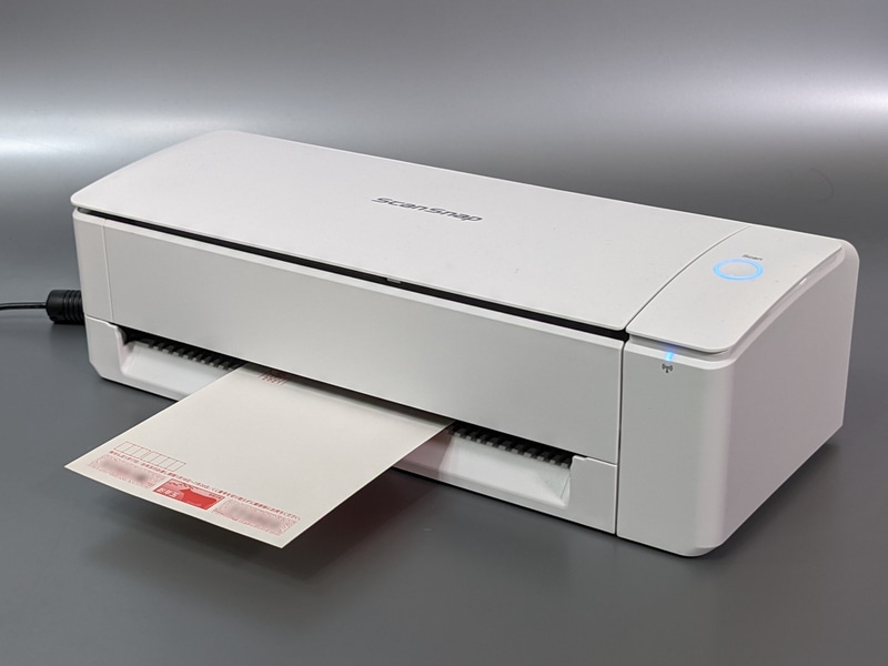 前方から原稿を挿入して読み取ることもできる。原稿は奥に排出されるのではなく、往復して手前に戻ってくる(リターンスキャン)