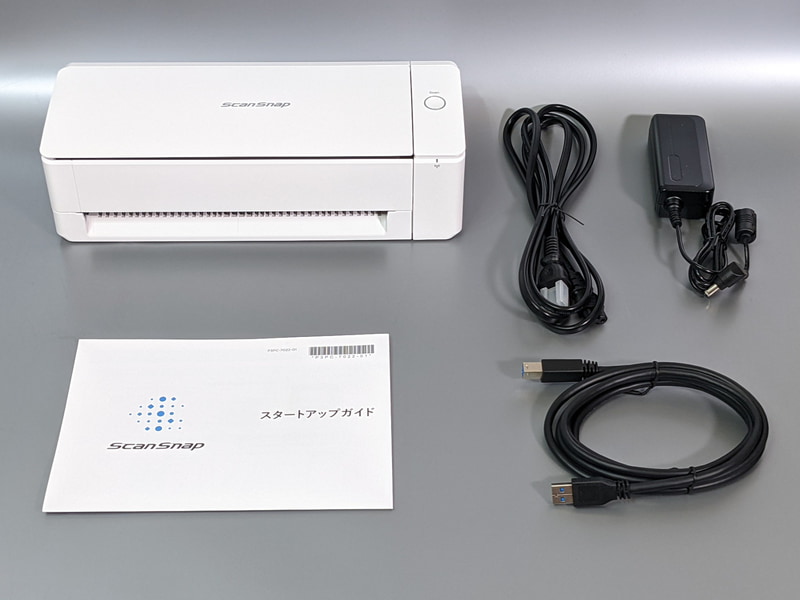 同梱品。ACアダプタ、電源ケーブル、USBケーブル、スタートアップガイドとシンプルだ