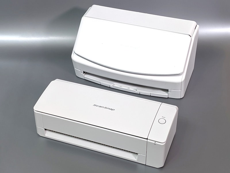 ScanSnap iX1600(後ろ)と本製品の比較。体積は倍近く異なる