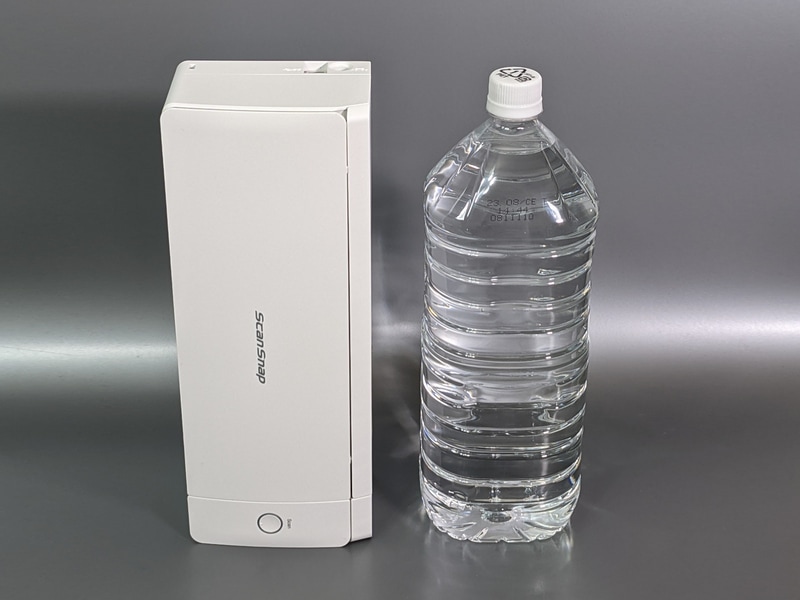 本製品の体積は2Lのペットボトルとほぼ同等だ