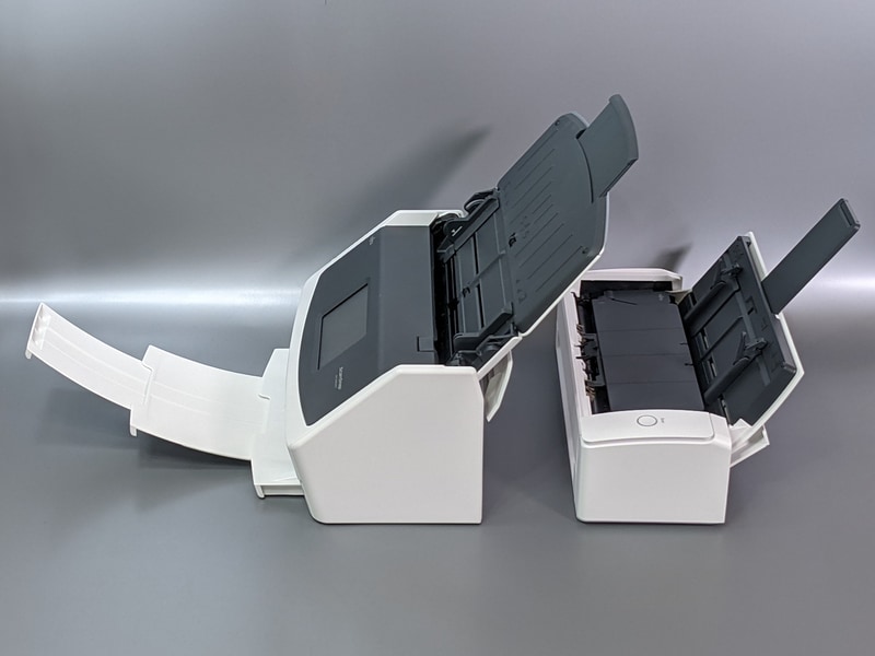 トレイを展開したScanSnap iX1600(左)と比べても、占有スペースの差は明らかだ