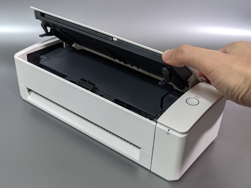 シューターは自動的に立ち上がる。上部のカバーを開けると……