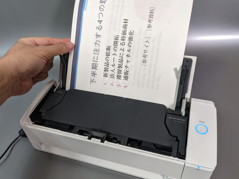 給紙トレイに原稿をセット。過去のモデルと異なり、原稿の表側が手前に来る状態でセットする