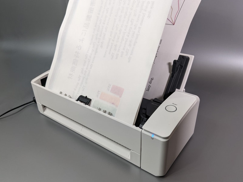 SCANボタンを押すと排出先のトレイが起き上がり、読み取った原稿がUターンして上に重なっていく