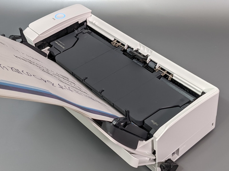 トレイが起き上がる様子を反対側から見てみよう。原稿をセットした状態でSCANボタンを押すと……