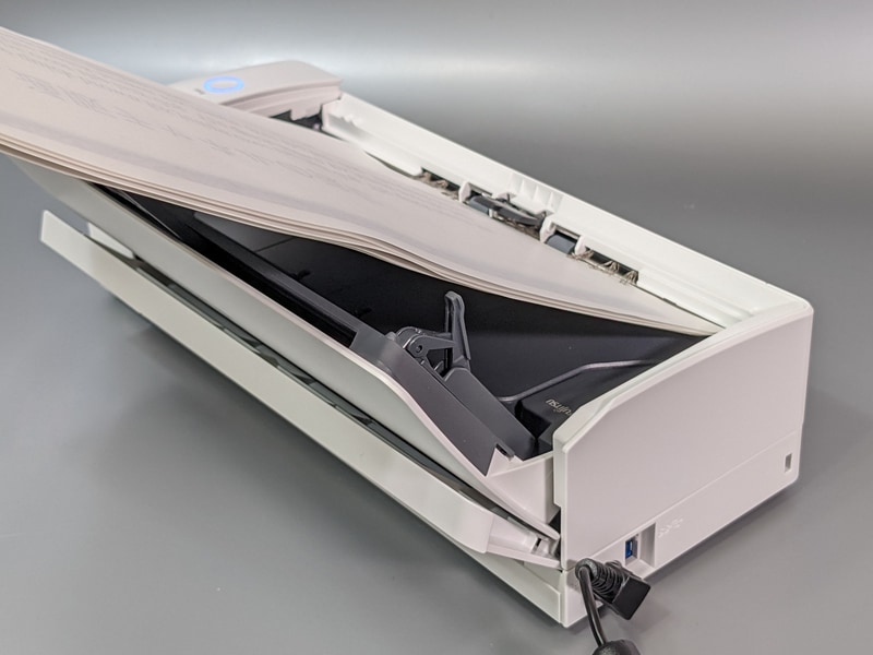 スキャンが終わるとトレイは自動的に収納される