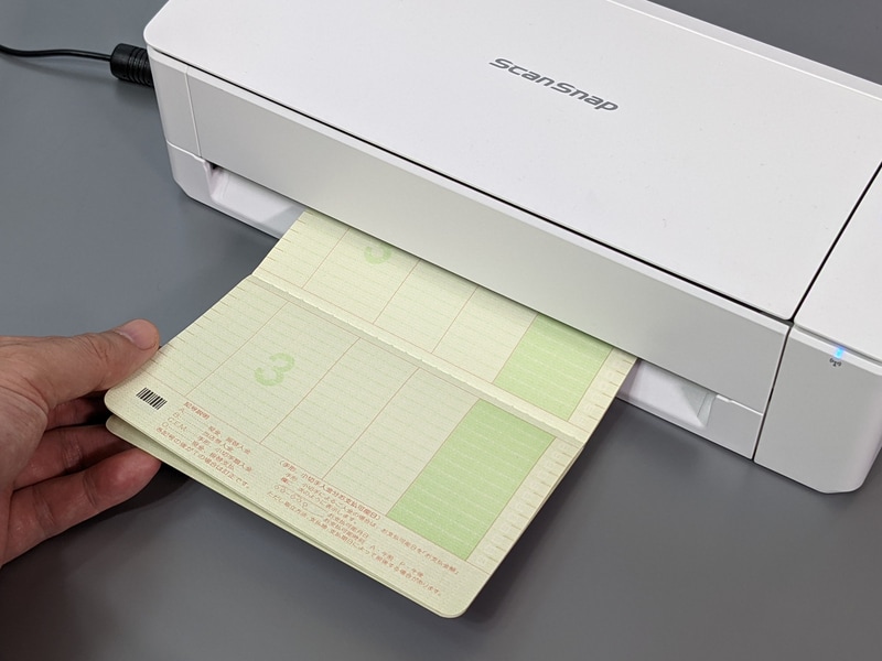 本体正面から原稿を差し込んでのスキャンも行なえる。通帳のような厚みのある原稿も問題なく対応する