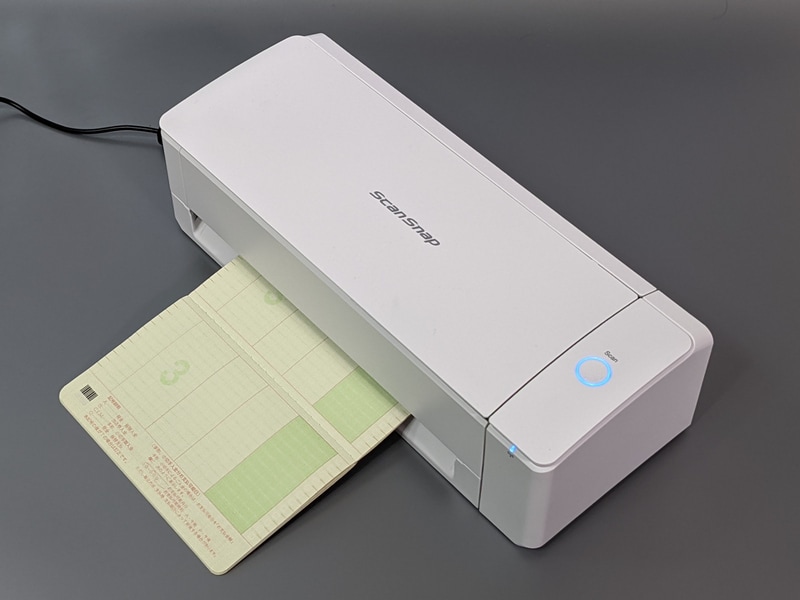 スキャン開始。原稿の先頭を差し込んだ状態でSCANボタンを押す