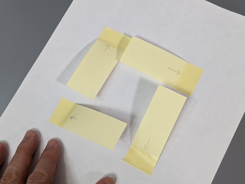 4枚の付箋それぞれの先頭が上下左右を向くように貼り付けた原稿を用意。実験としてはやや意地悪だが、付箋が貼られた原稿をスキャンする機会はないわけではない