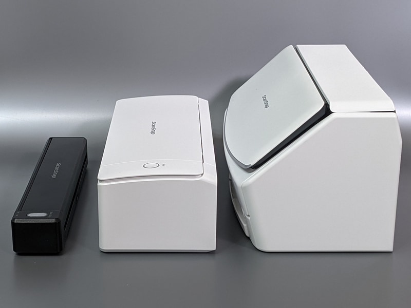 左から、iX100、iX1300、iX1600。本製品は両側の製品の特徴を併せ持っており、最初に手に入れる1台としては最適。機能の割にコンパクトなのも利点だ