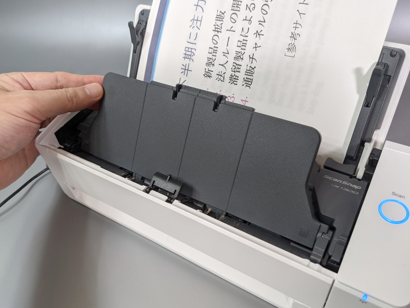 トレイの自動展開ギミックは便利だが、それだけに耐久性が気になるところ。直立したままになり、どうしてよいか迷うこともある