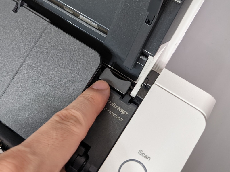 給紙口の右側にあるレバーを引くと本体を開くことができる