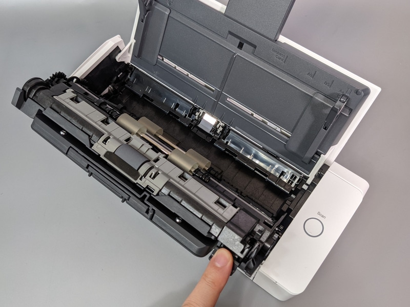 本体を開いた状態。メンテナンスを行なう場合や、原稿が詰まった場合などに使用する