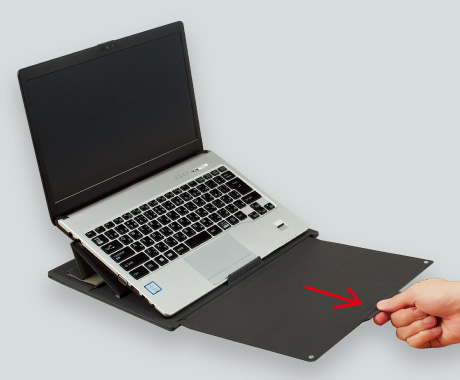 スライドボードを引き出して折り返してノートPCのキーボード上に置けばノート筆記台となる