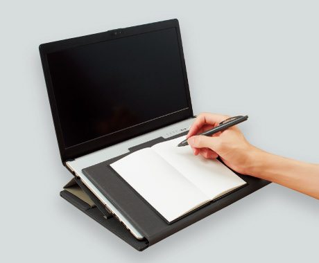 ノートPCのキーボードの上でノートが取れるスタンド - PC Watch