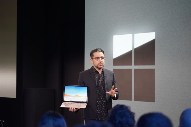 Surface Laptopを手に説明するパノス・パネイ氏(2019年にニューヨークで行なわれたSurfaceの発表会で筆者撮影)