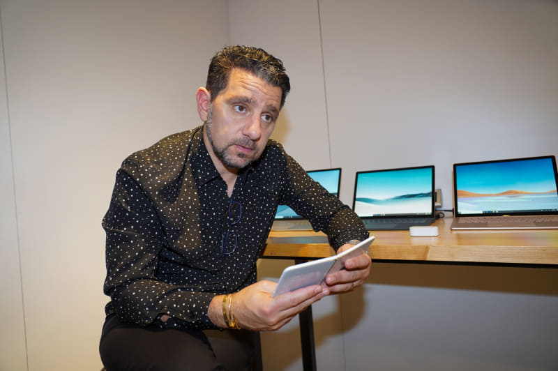 Surface Duo(初代)を手に説明するパノス・パネイ氏(2019年にニューヨークで行なわれたSurfaceの発表会で筆者撮影)