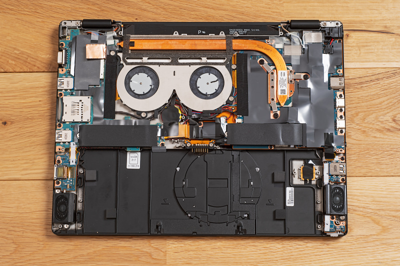 FV1の内部の様子。大きなCPUクーラーが目立つが、基板は小さくスッキリしている