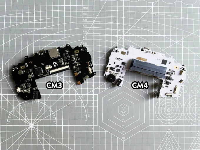 CM3対応の初代(左)とCM4対応の第2世代(右)