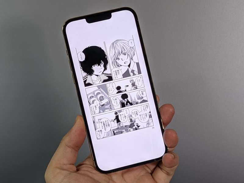 Apple「iPhone 13 Pro Max」。今回紹介するゴールドのほか、シルバー、グラファイト、シエラブルーの4色展開。価格は13万4,800円から