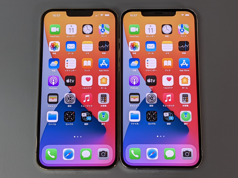 従来のiPhone 12 Pro Max(右)との比較。正面から見て分かる違いは上部のノッチの幅が狭くなっていることくらいだ
