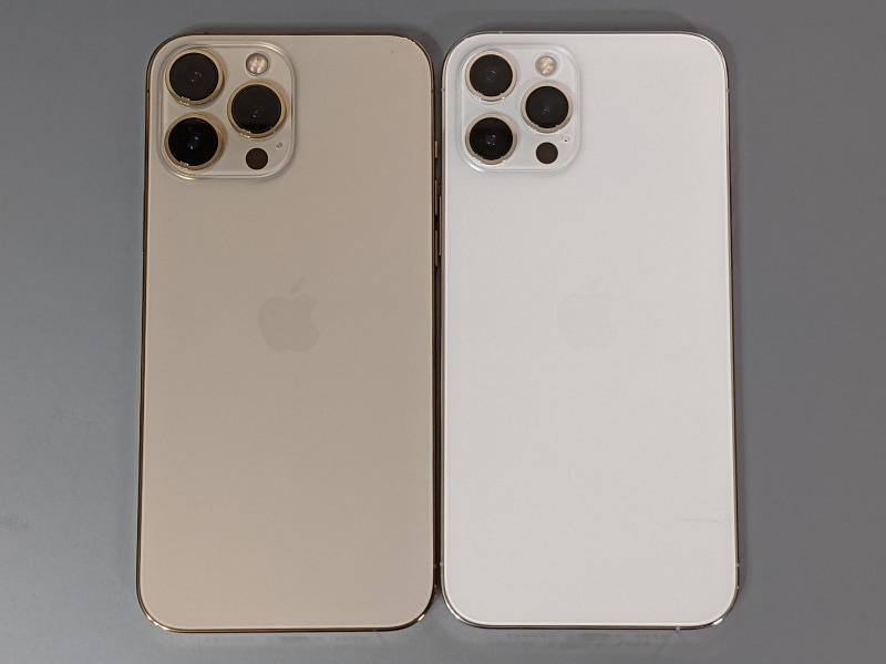 背面の比較。3眼構成のレンズの径が、従来のiPhone 12 Pro Max(右)よりも大きくなっていることが分かる