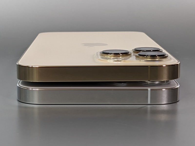 上面。特に違いはない。iPhone 12シリーズと同様、側面は垂直にカットされている