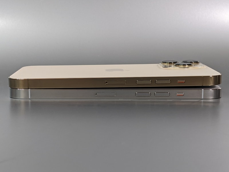 左側面。SIMカードスロットの位置が微妙にずれているが、ボタン類の位置はそのままだ