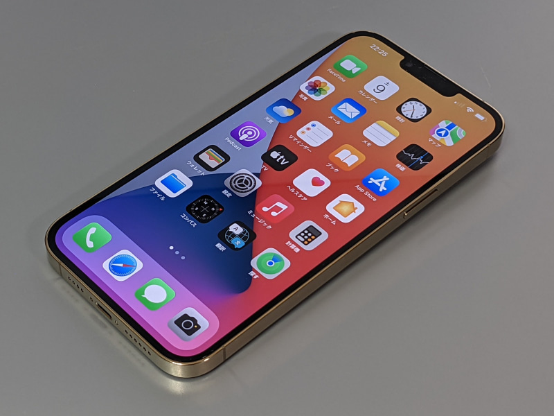 6.7型のOLEDディスプレイを搭載。iPhone 13シリーズの中ではもっとも大型だが、重量も238gとずっしりしている