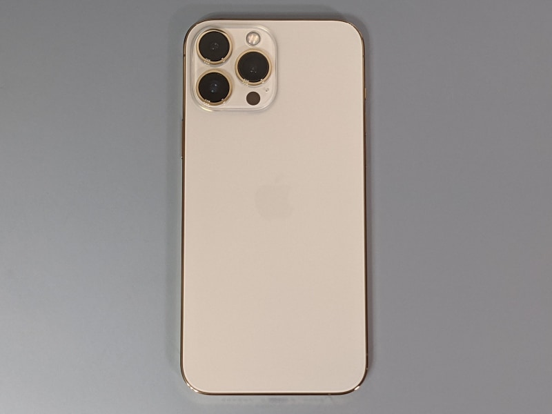 背面。MagSafeによるアクセサリの吸着、および充電器を接続してのワイヤレス給電に対応する