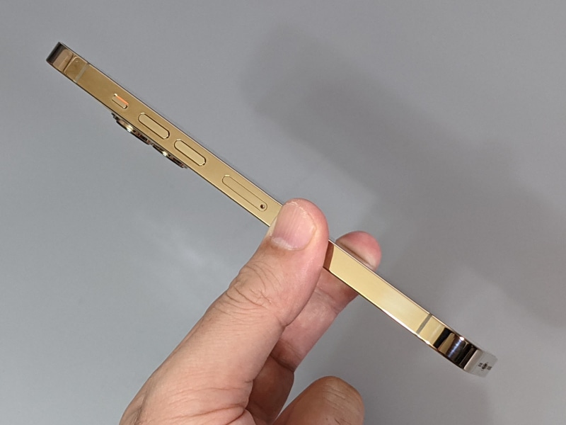 左側面はサウンドオン/オフスイッチと音量ボタン、SIMカードスロットを備える