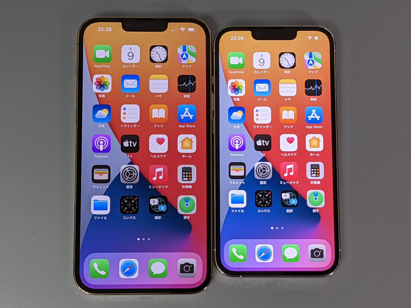 iPhone 13 Pro(右)との比較。実質的に画面サイズの違いのみ