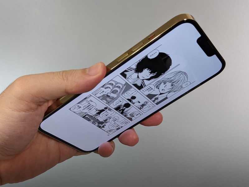 寝転がった状態で片手でかざして持てるのは短時間に限られる。スマホリングやグリップなどが欲しいところだ